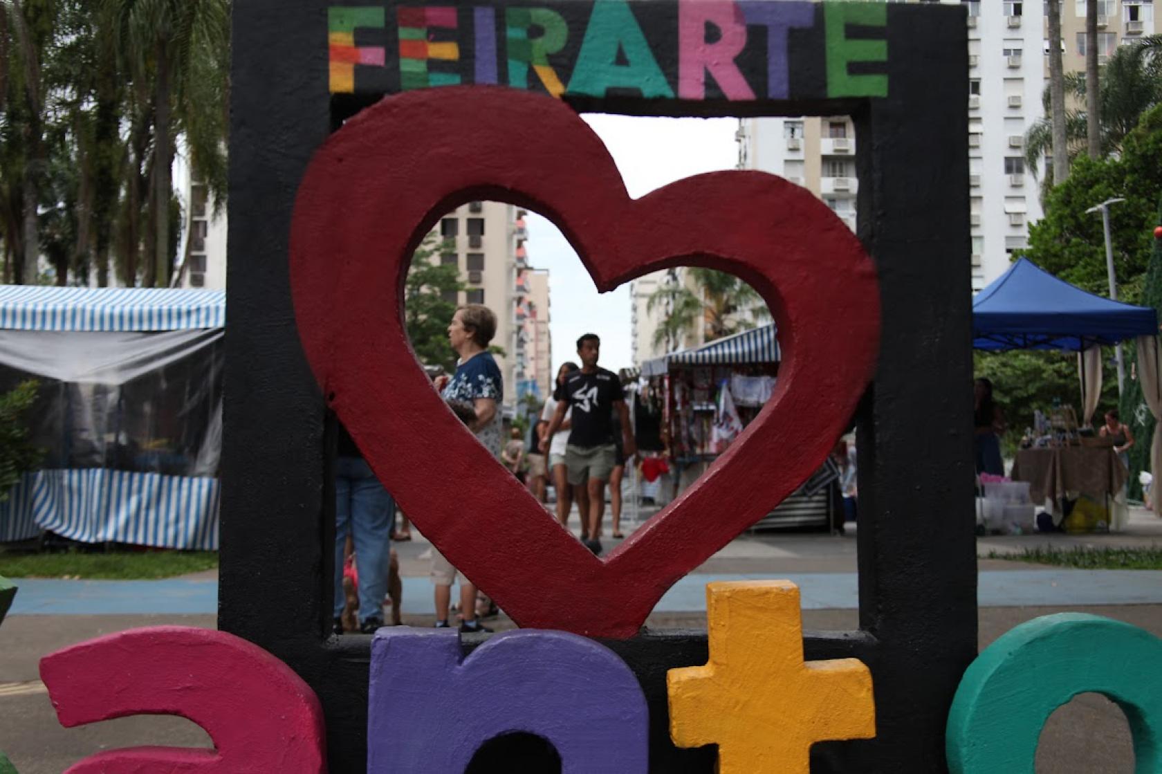 feira com coração de monumento em primeiro plano #paratodosverem 