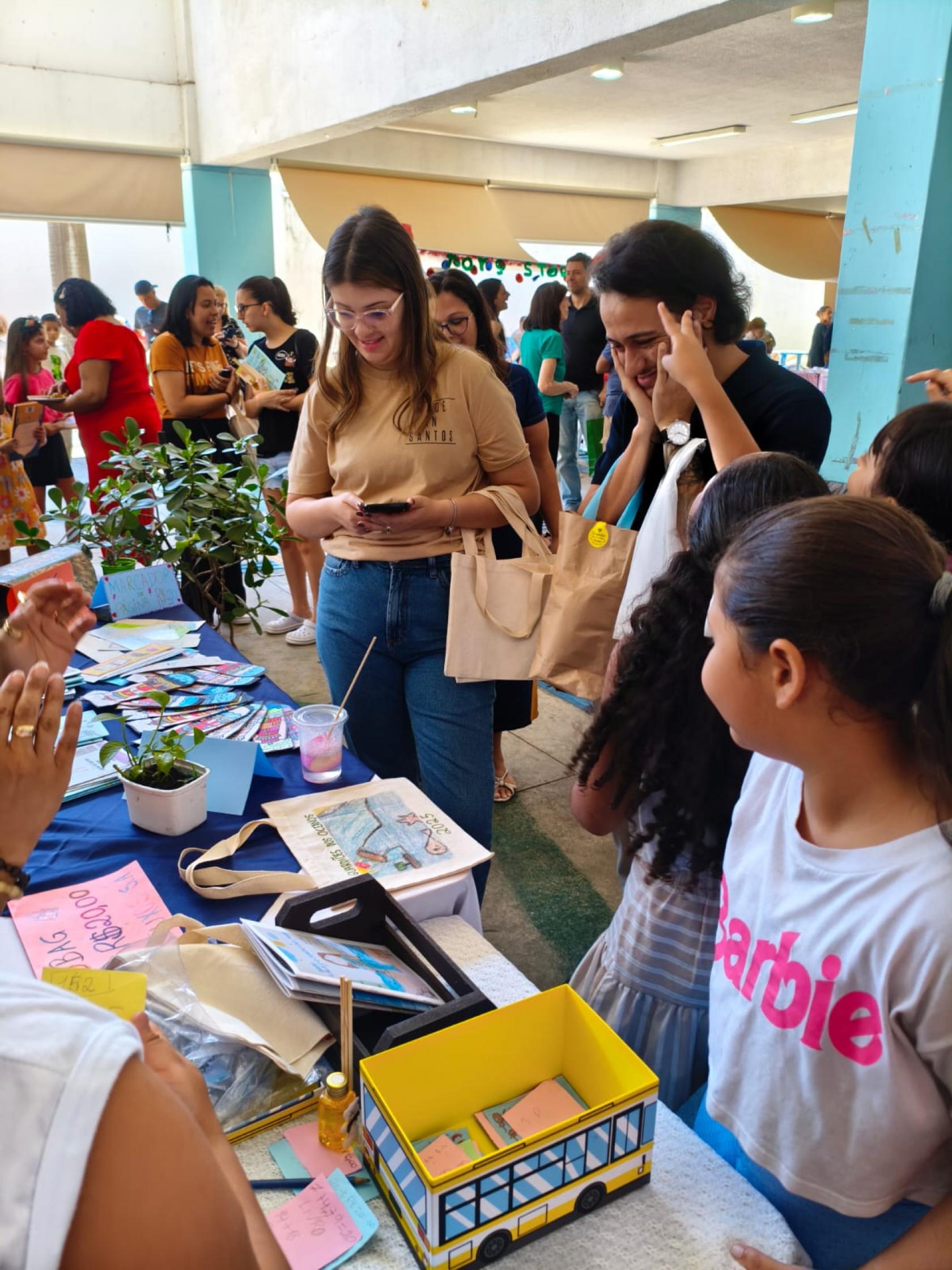pessoas olhando produtos na feira #paratodosverem 