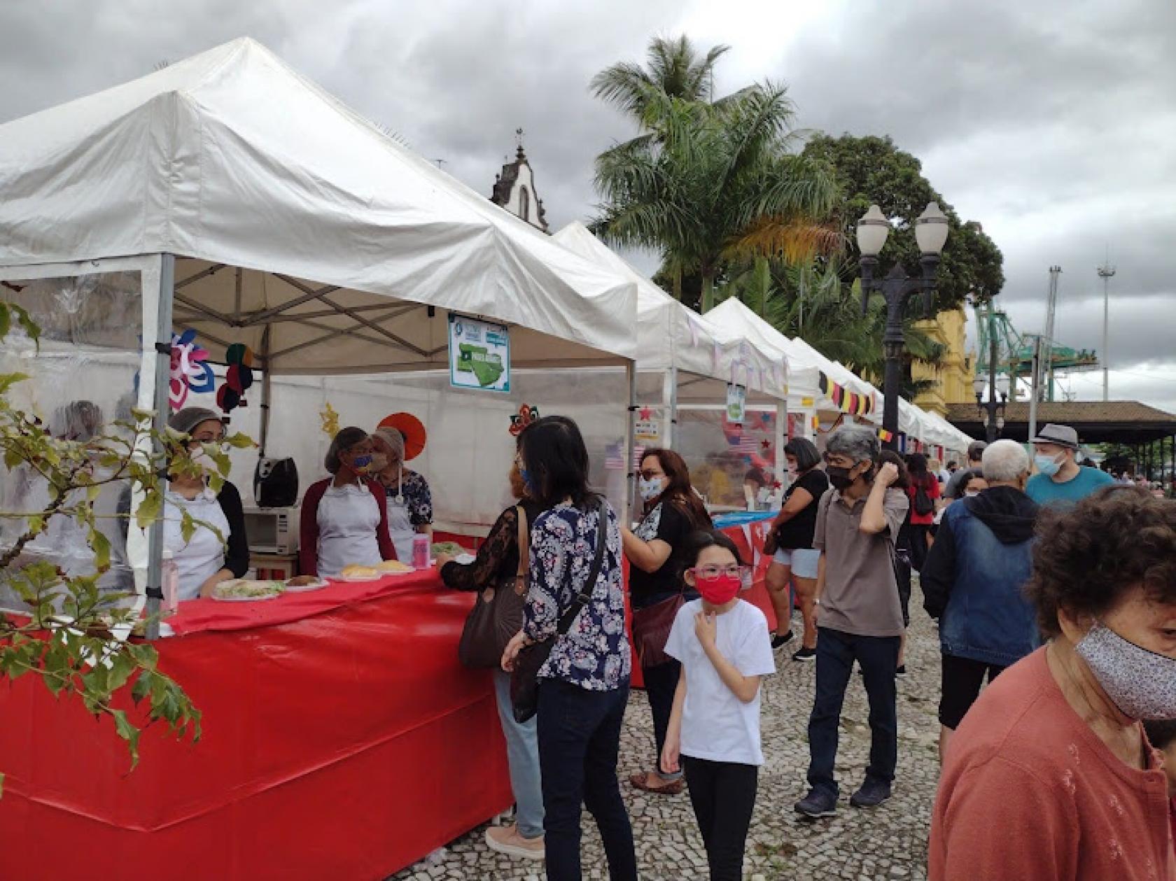 Público circula por área gastronômica do evento. #pracegover