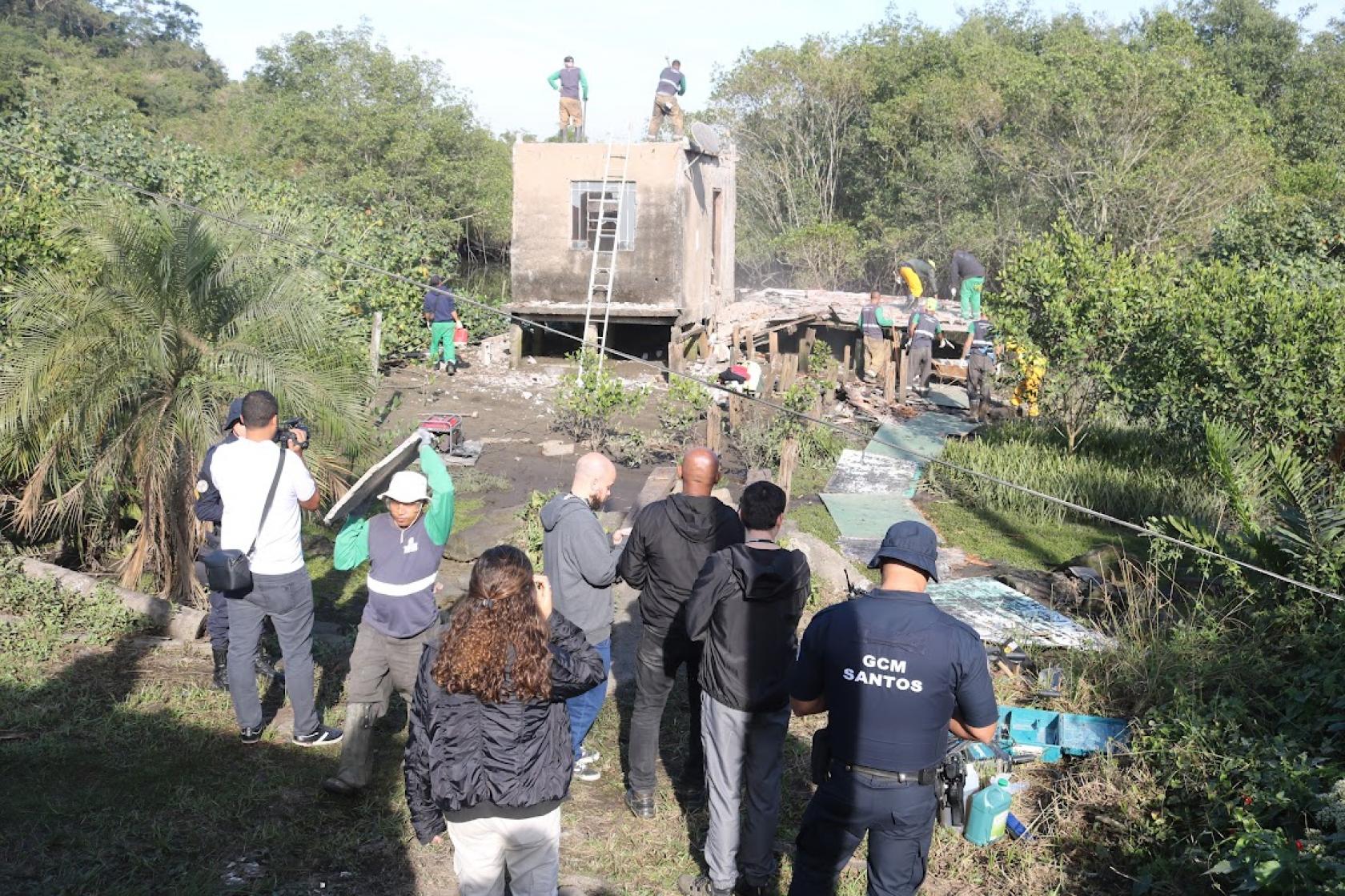 operários derrubando casa #paratodosverem 
