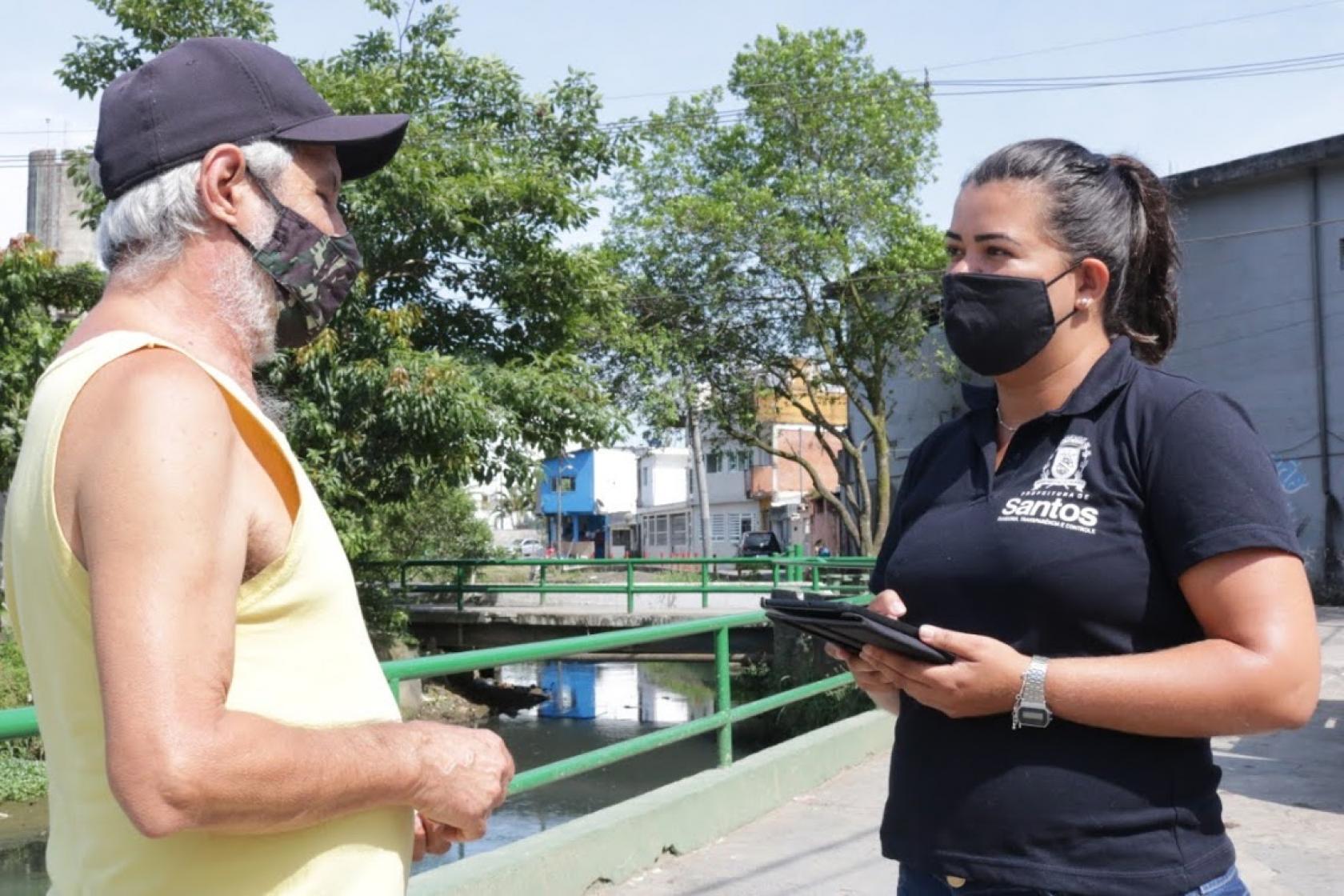agente da ouvidoria conversa com morador #paratodosverem