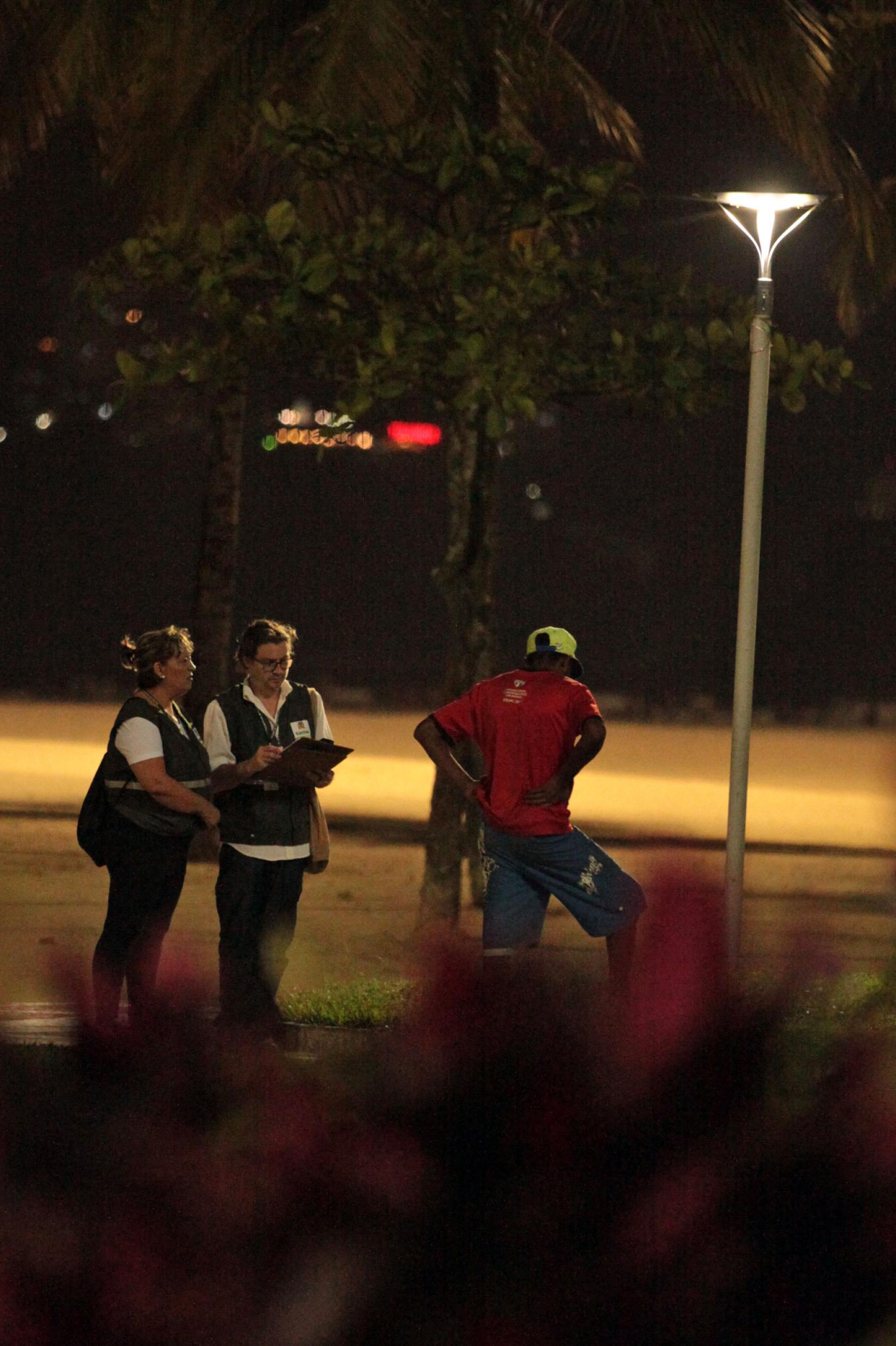 dois trabalhadores do censo abordam homem em situação de rua #pracegover 