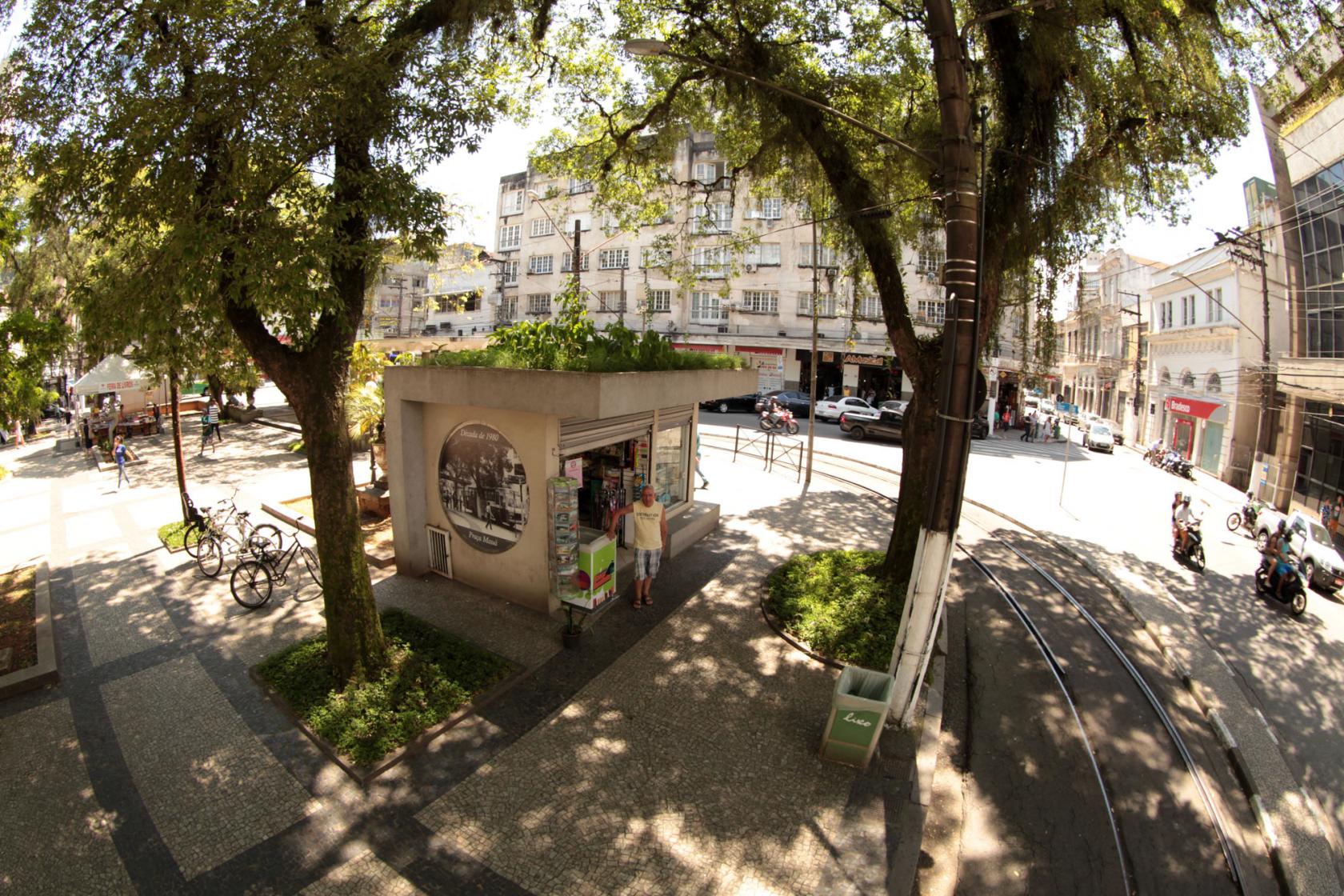 Vista da Praça Mauá com banca em primeiro plano. #Pracegover