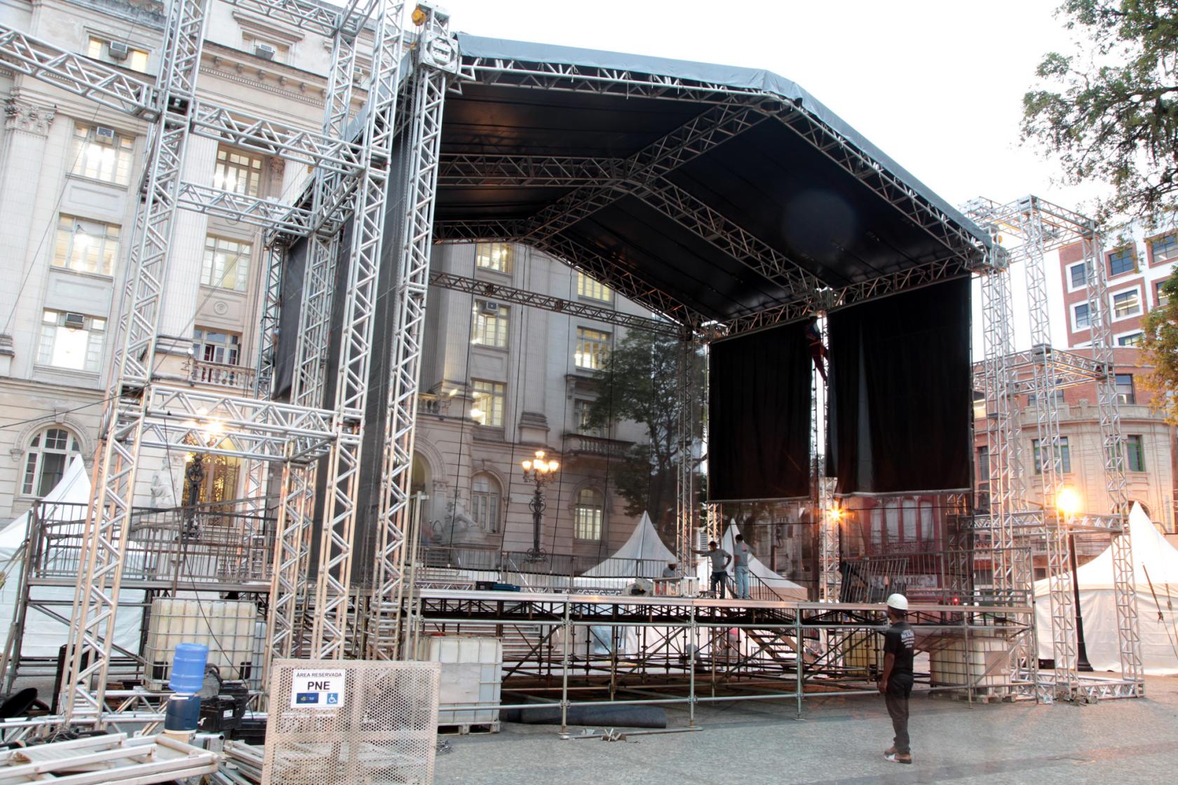 Montagem de palco é finalizada na Praça Mauá. Estrutura tem 12 metros de altura. #Pracegover