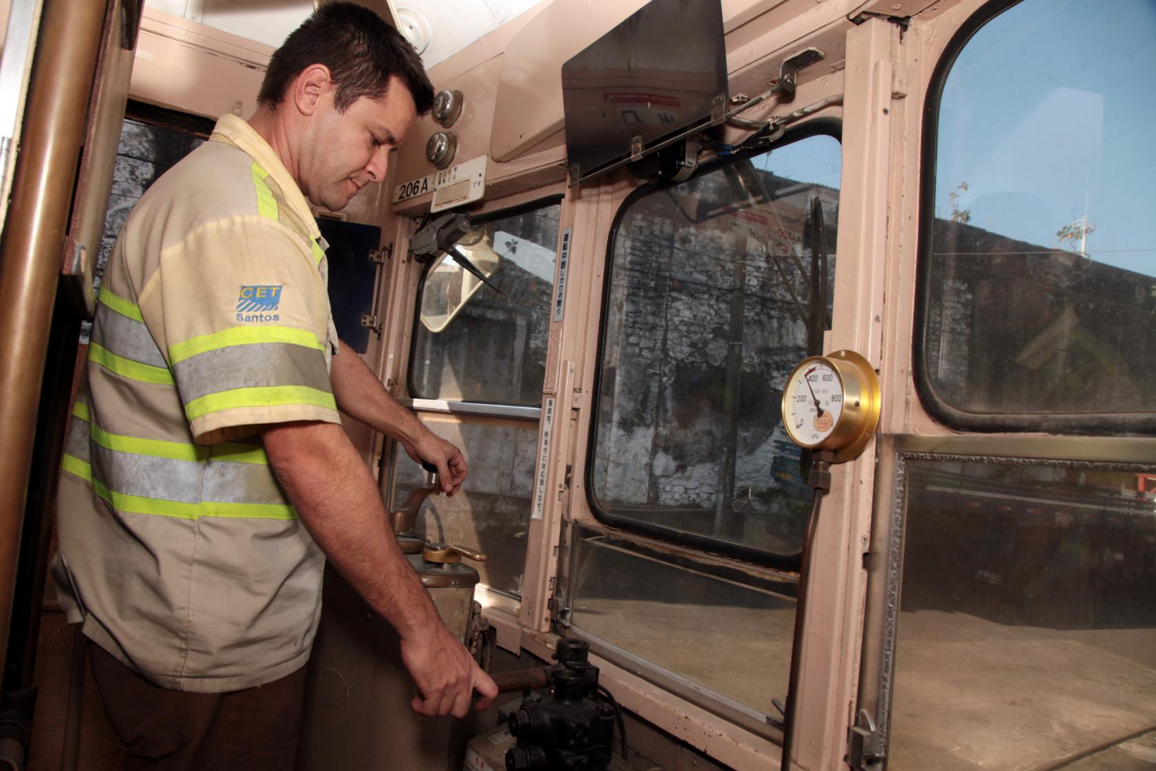 técnico atua em janela de vidro #pracegover