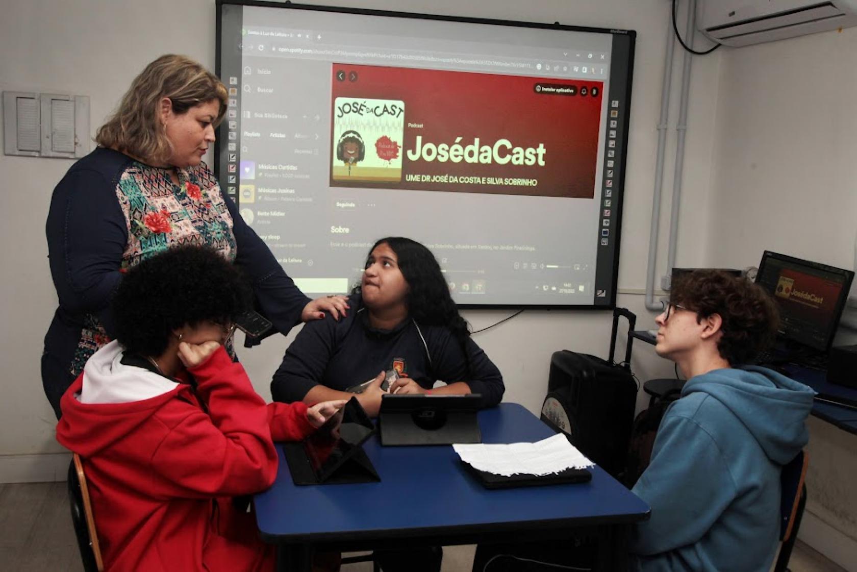 alunos participando de podcast #paratodosverem