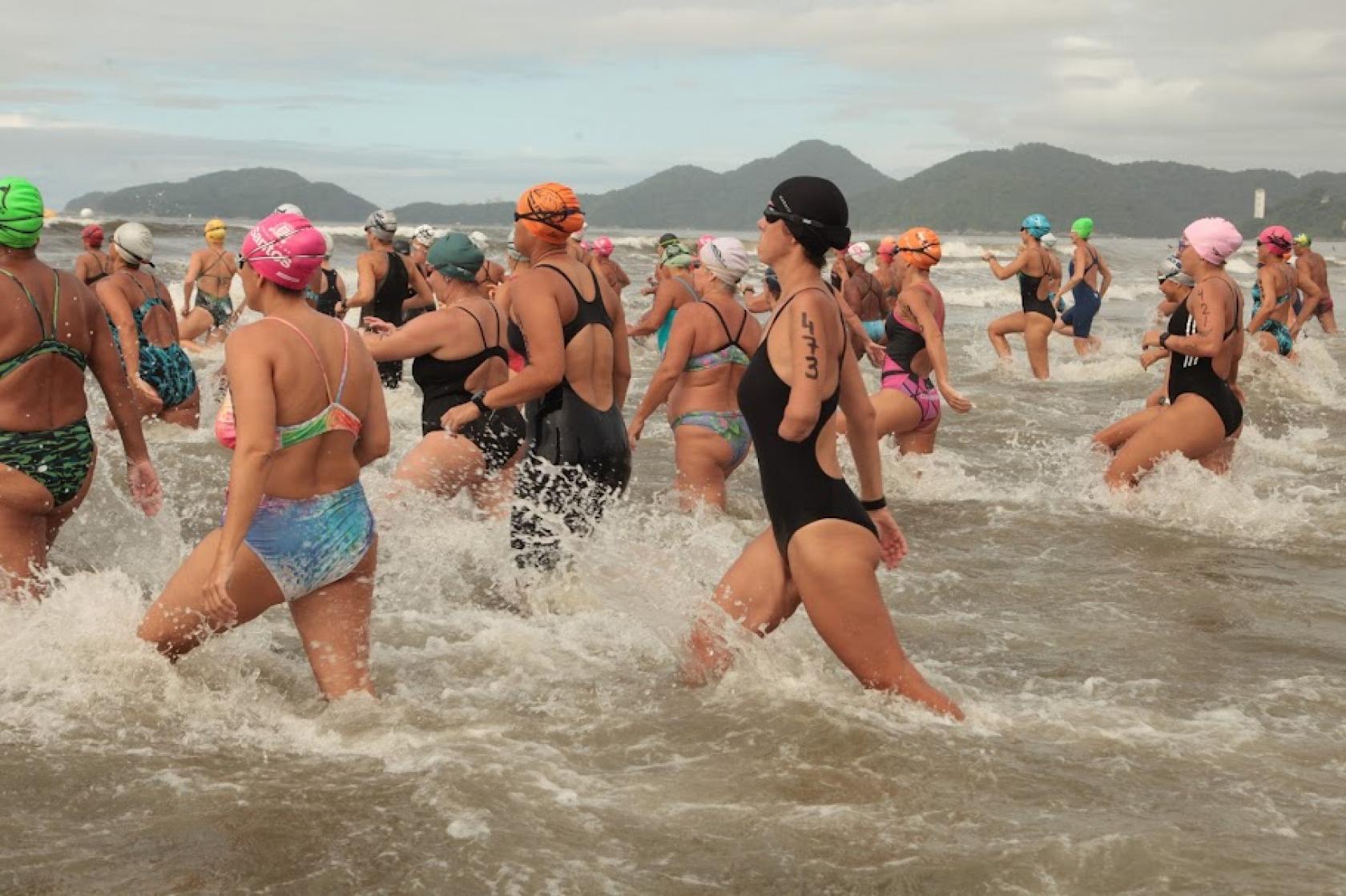 nadadoras entrando no mar #paratodosverem