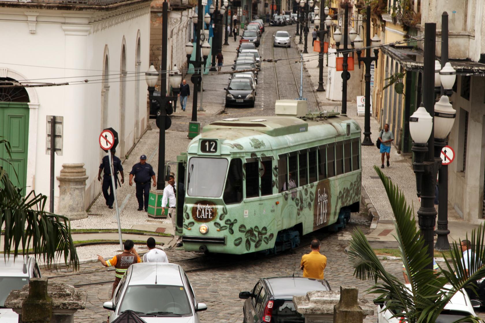 O bonde circulando em rua do Centro. #Pracegover