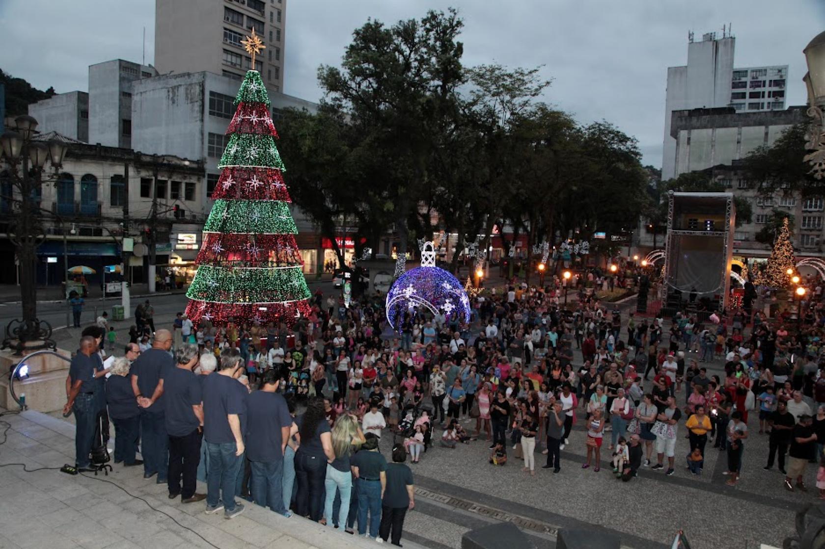 multidão acompanha coral na praça #paratodosverem 