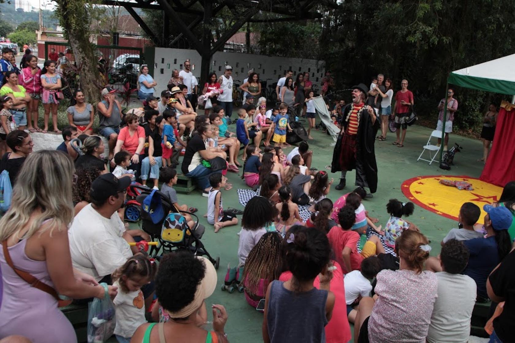 público assiste apresentaçao de circo #paratodosverem