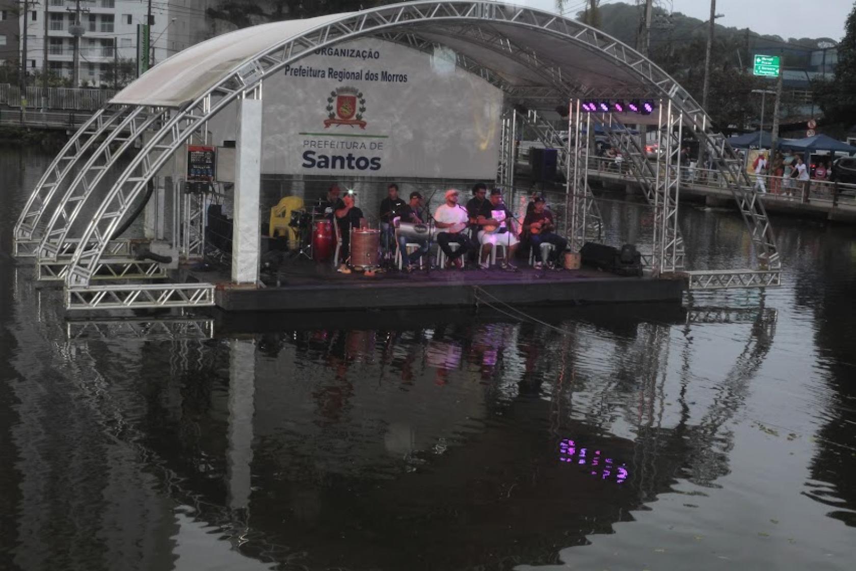 banda toca em palco na lagoa #paratodosverem