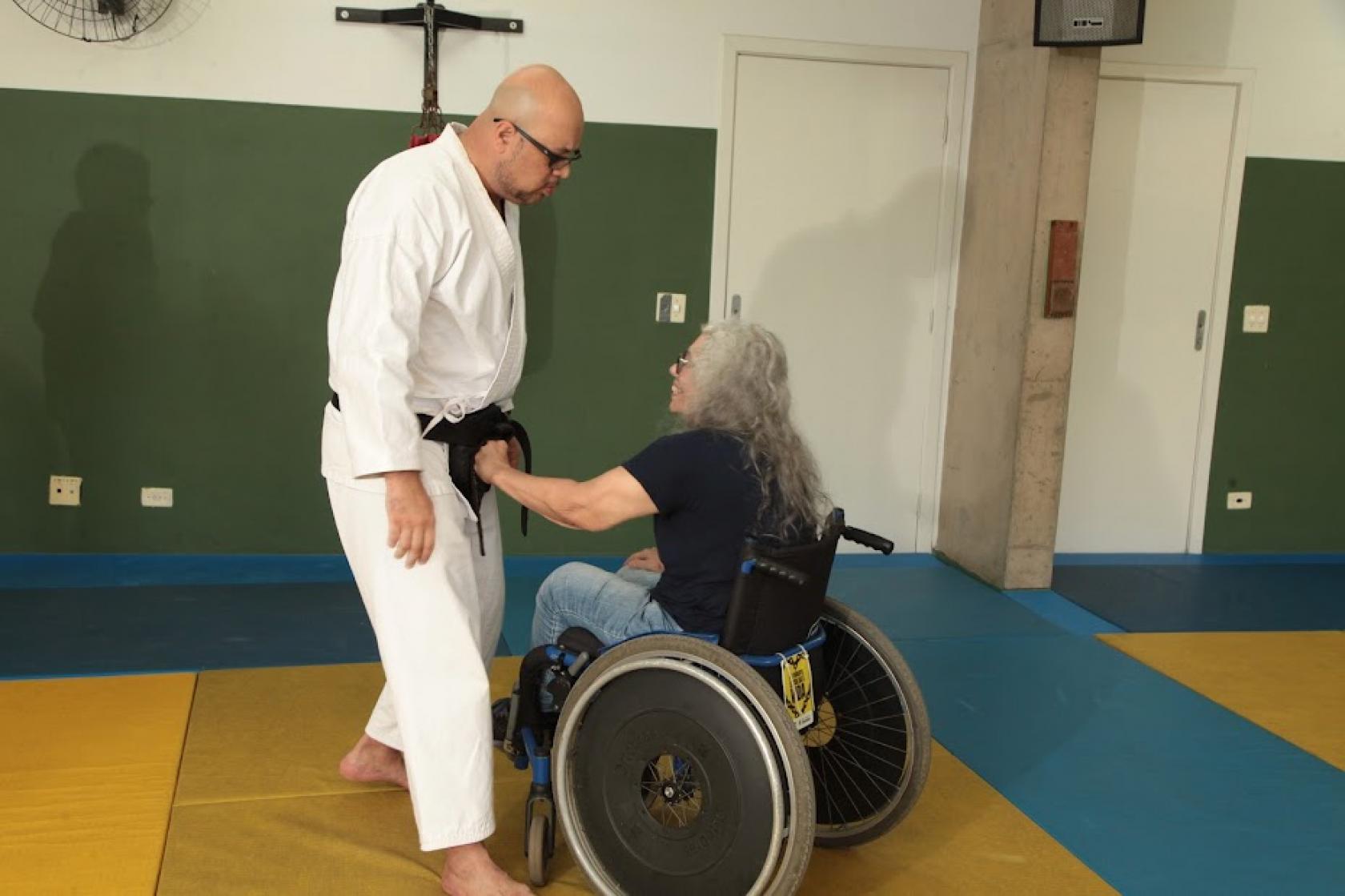 mulher treina soco com professor usando kimono #paratodosverem 