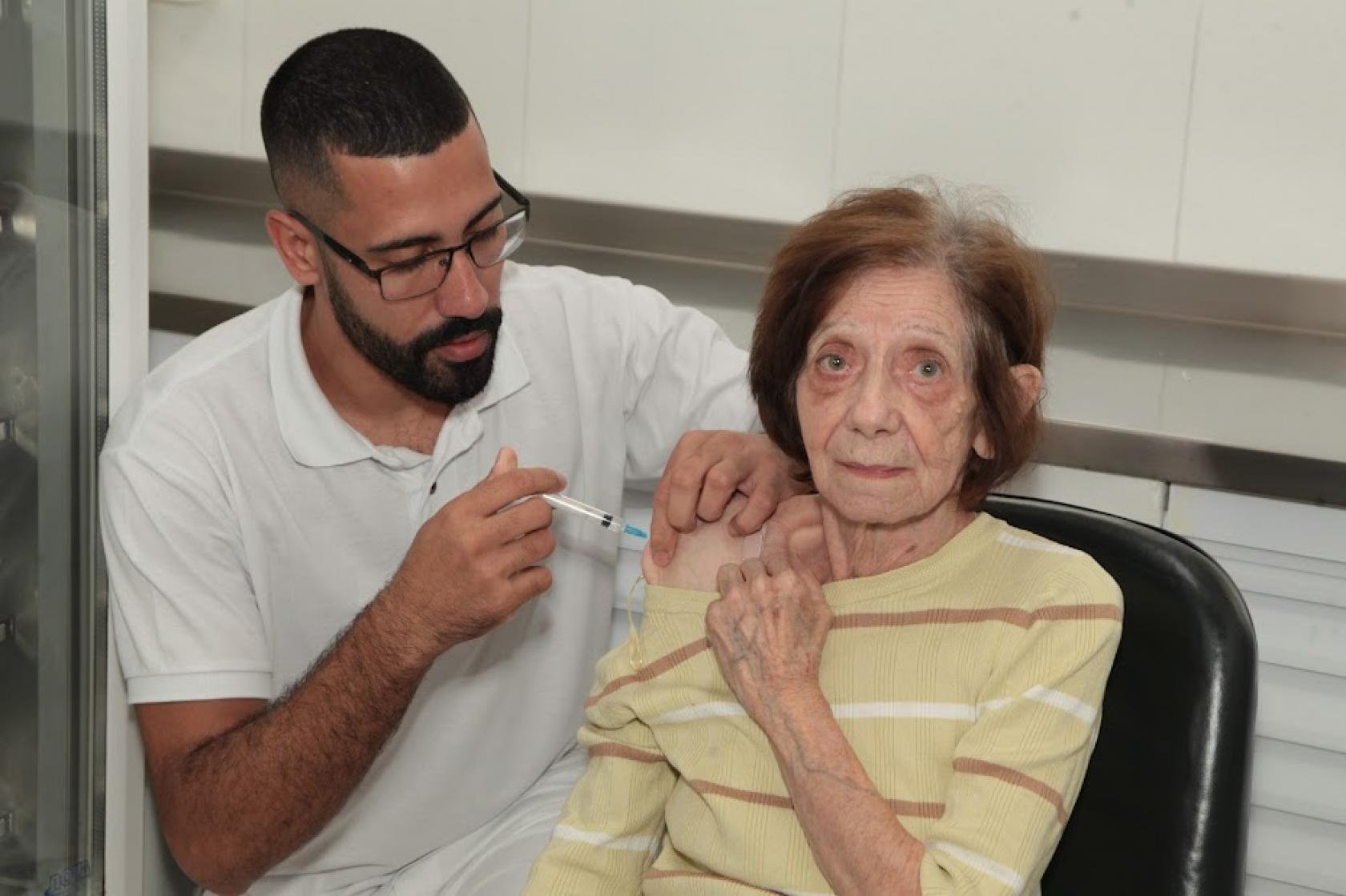 idosa é vacinada no braço #paratodosverem