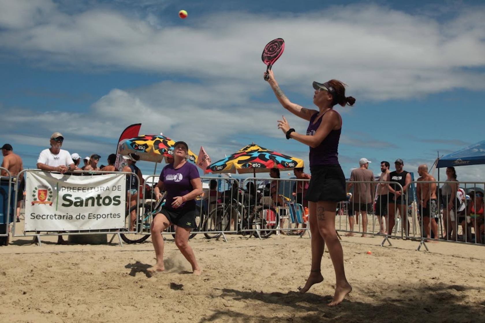 mulheres jogando beach tennis #paratodosverem