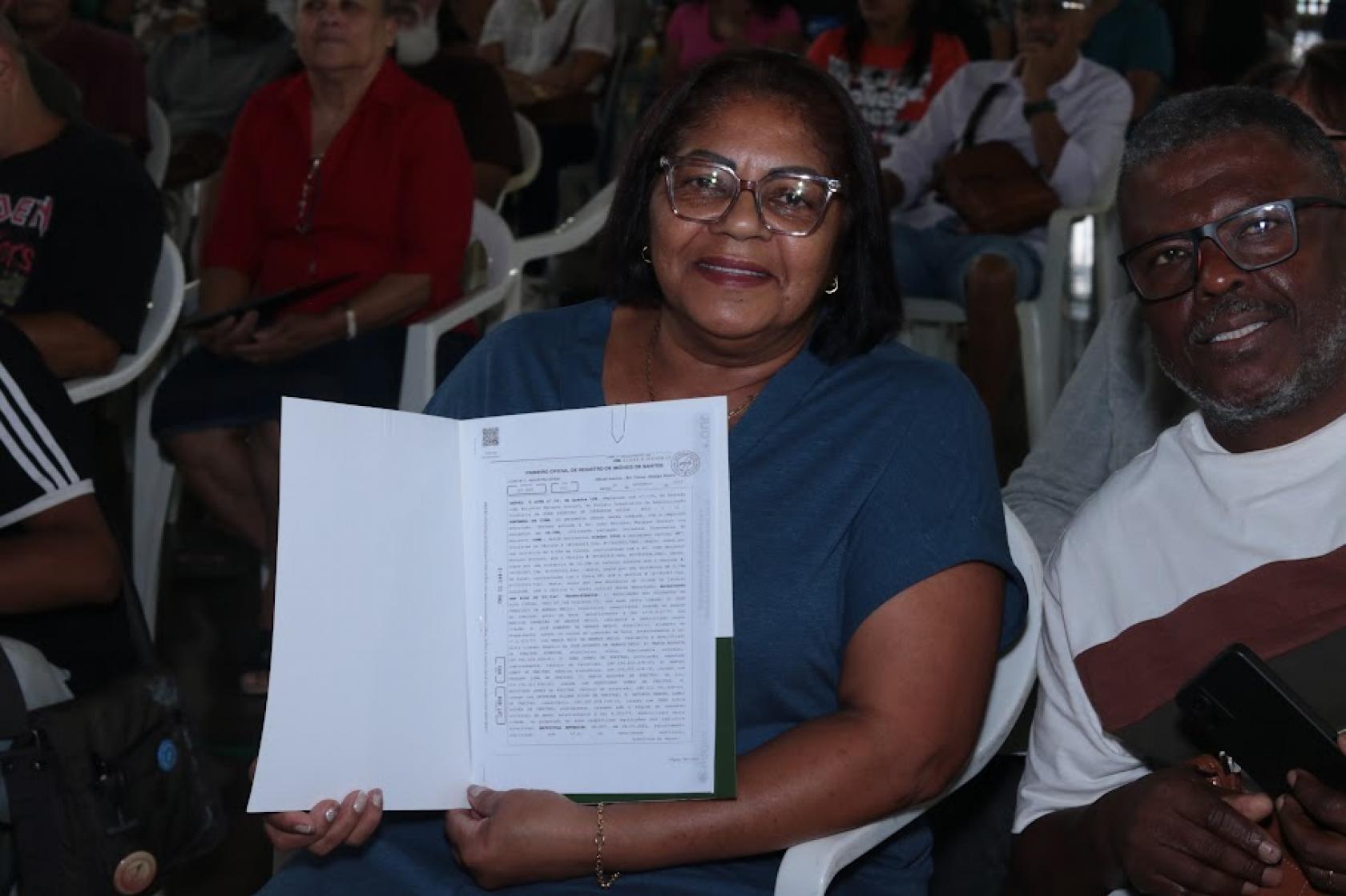 mulher mostra escritura #paratodosverem