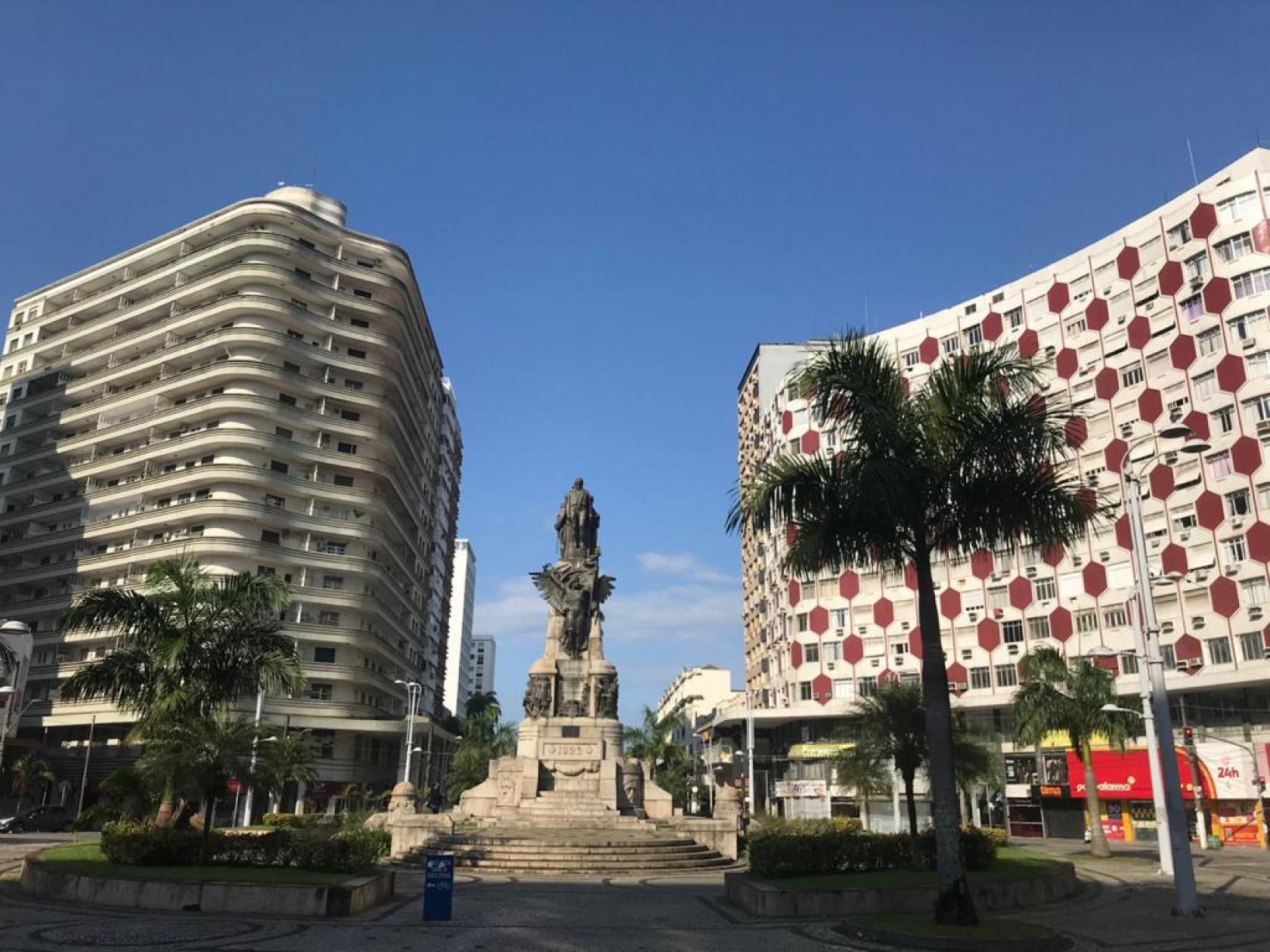 Imagem do monumento e prédios da Praça da Independência. #pracegover