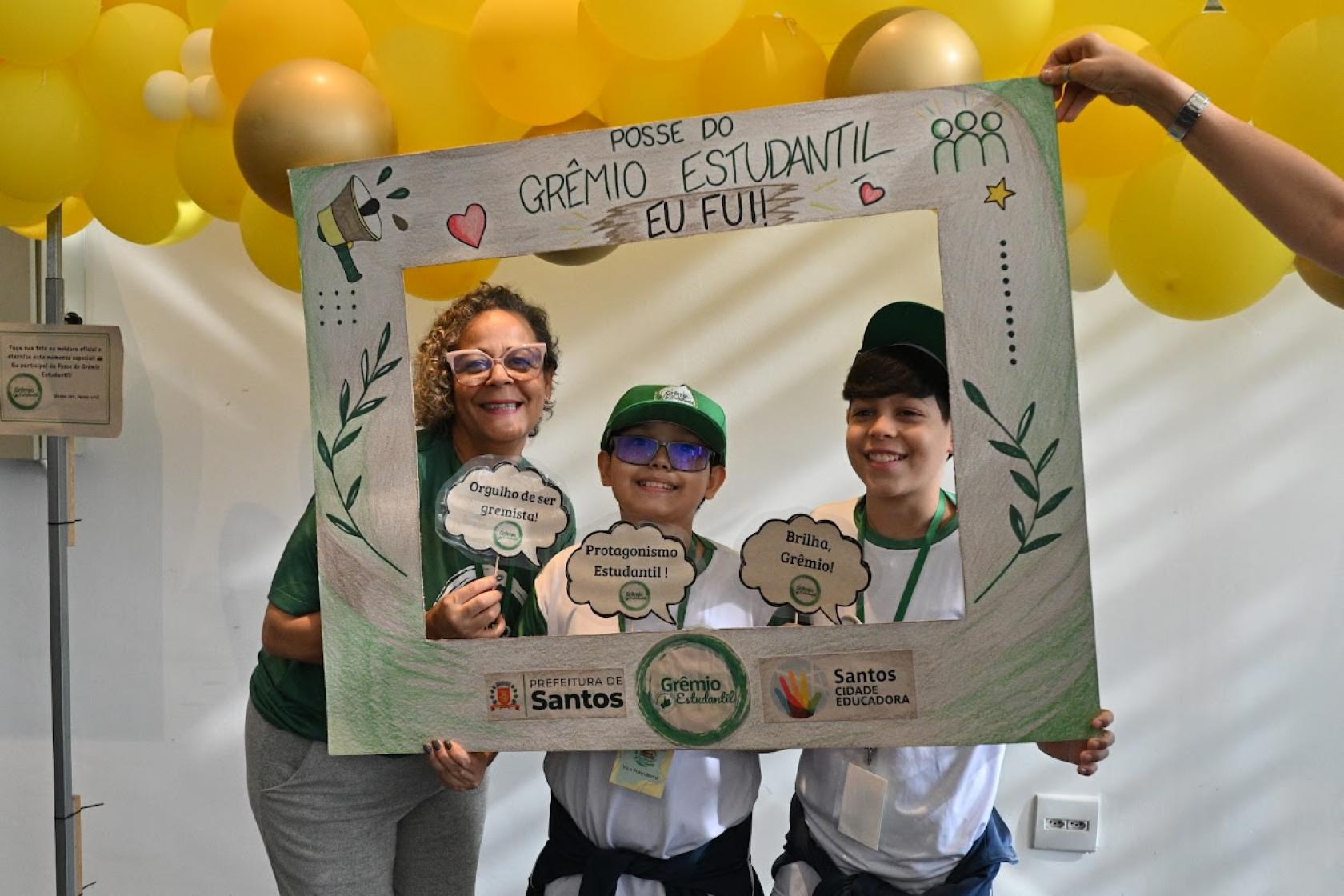 alunos posam em molde para foto #paratodosverem