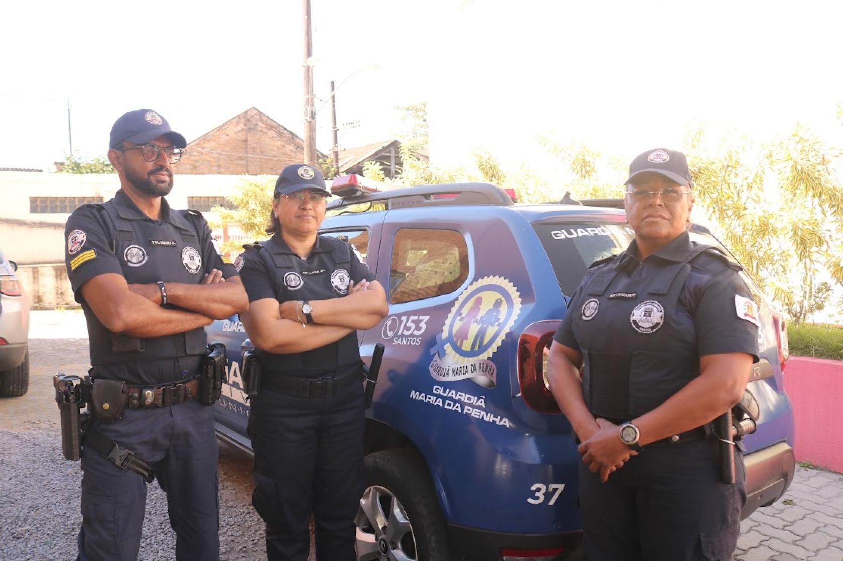 guardas posam ao lado de viatura #paratodosverem 