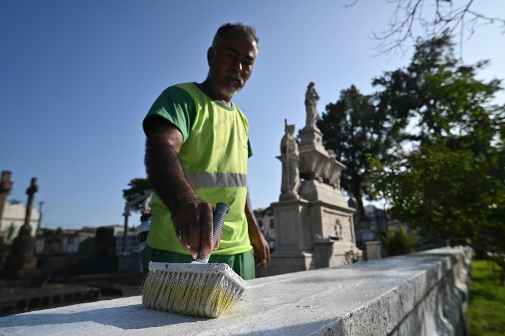 operário pinta campa #paratodosverem 