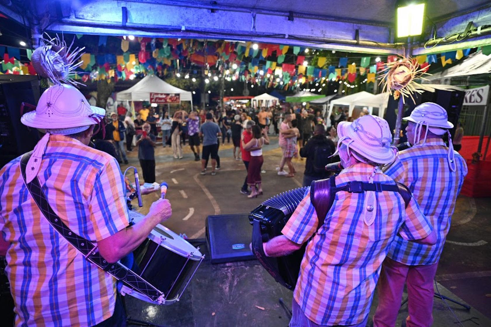banda toca para pessoas dançando #paratodosverem