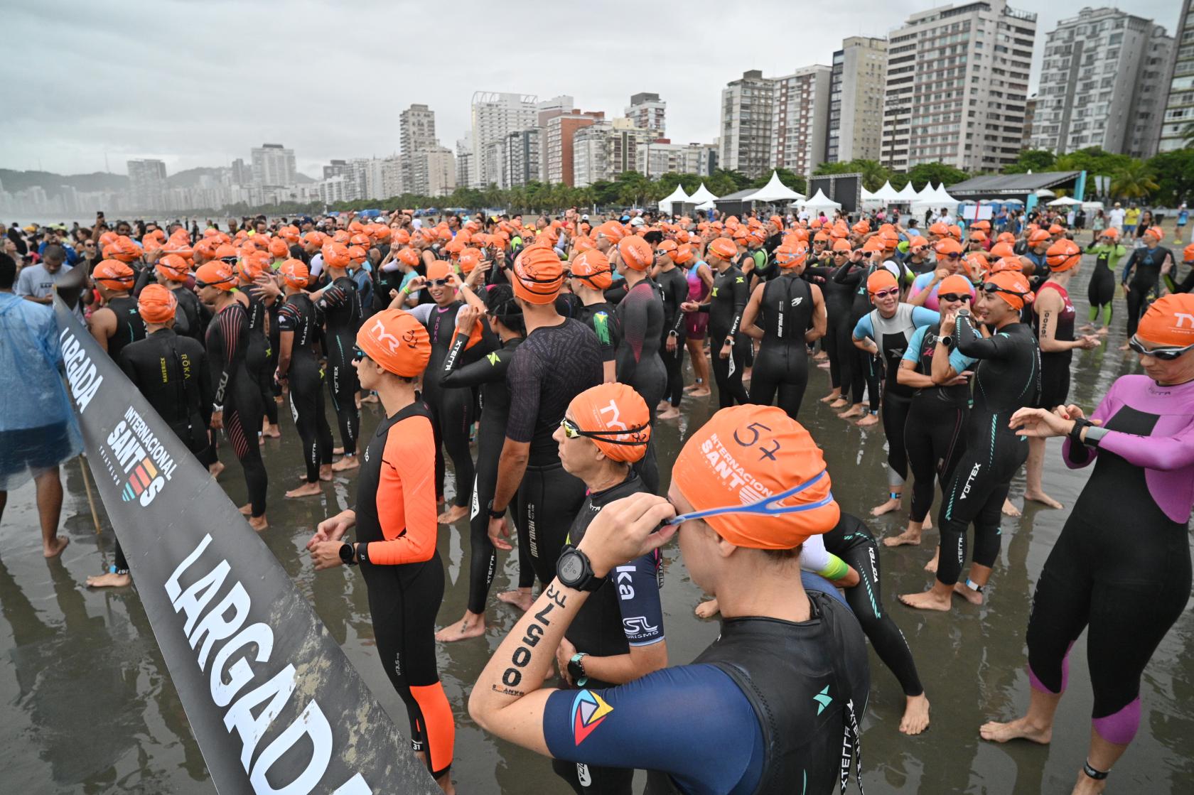 atletas se preparam para mergulhar no mar de Santos #paratodosverem