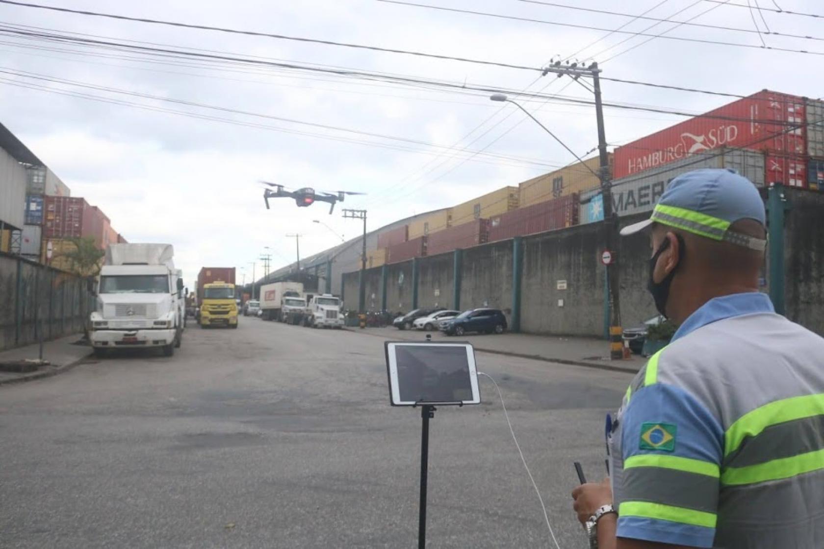 operador faz drone voar #paratodosverem