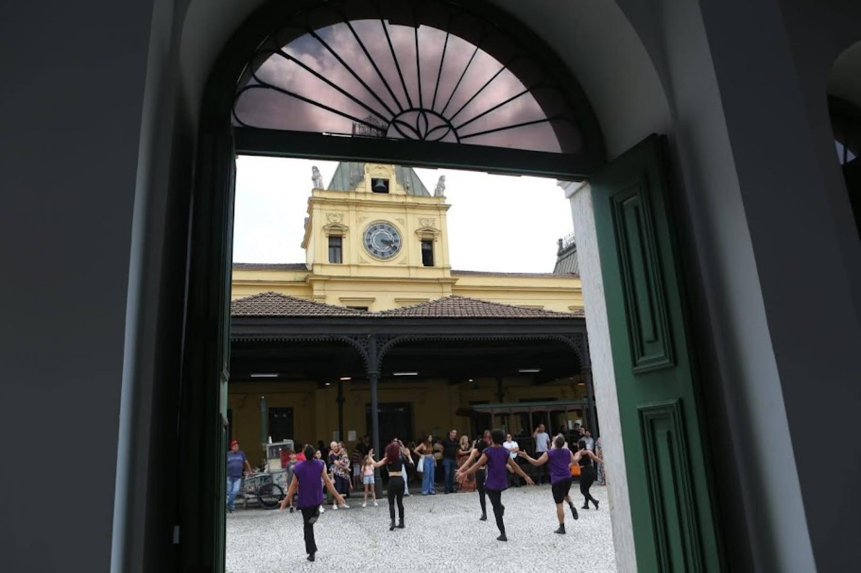 pessoas dançando na frente de porta #paratodosverem