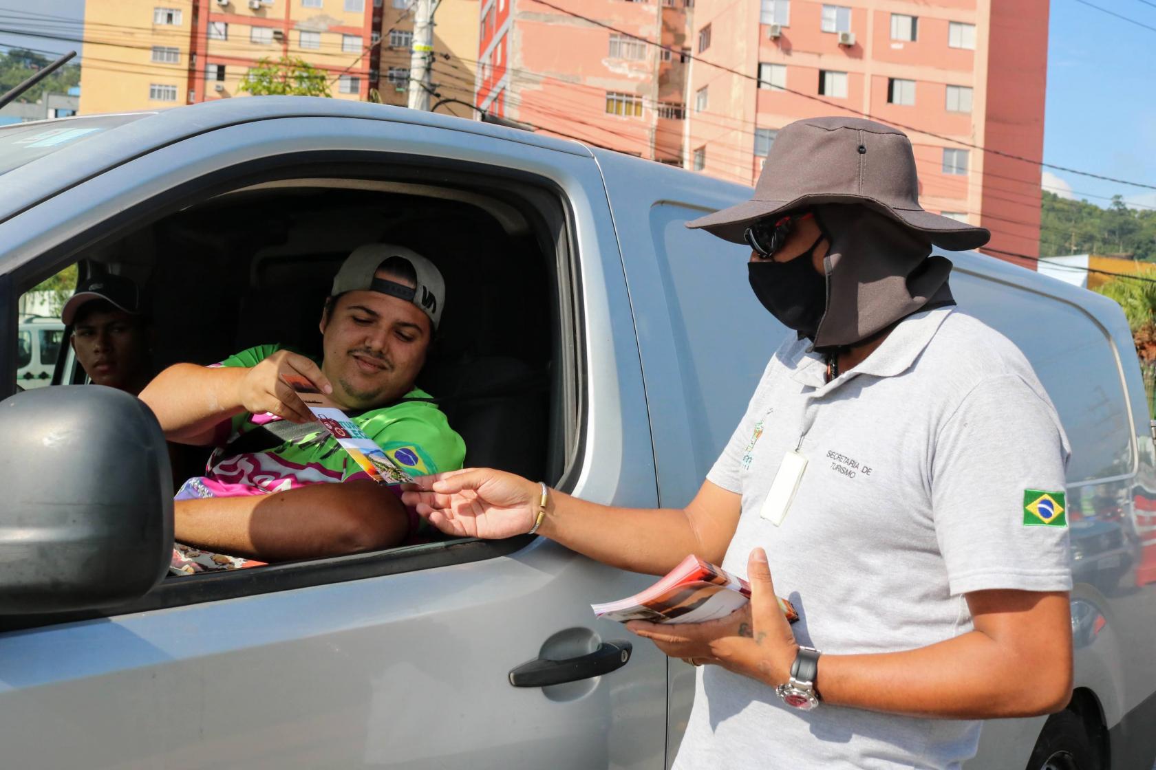 servidor entrega folheto a motorista de van #paratodosverem