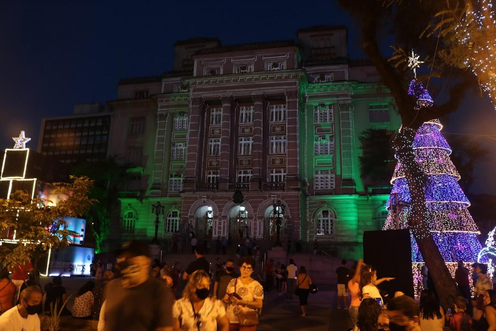 pessoas andando no centro em meio a iluminação especial #paratodosverem