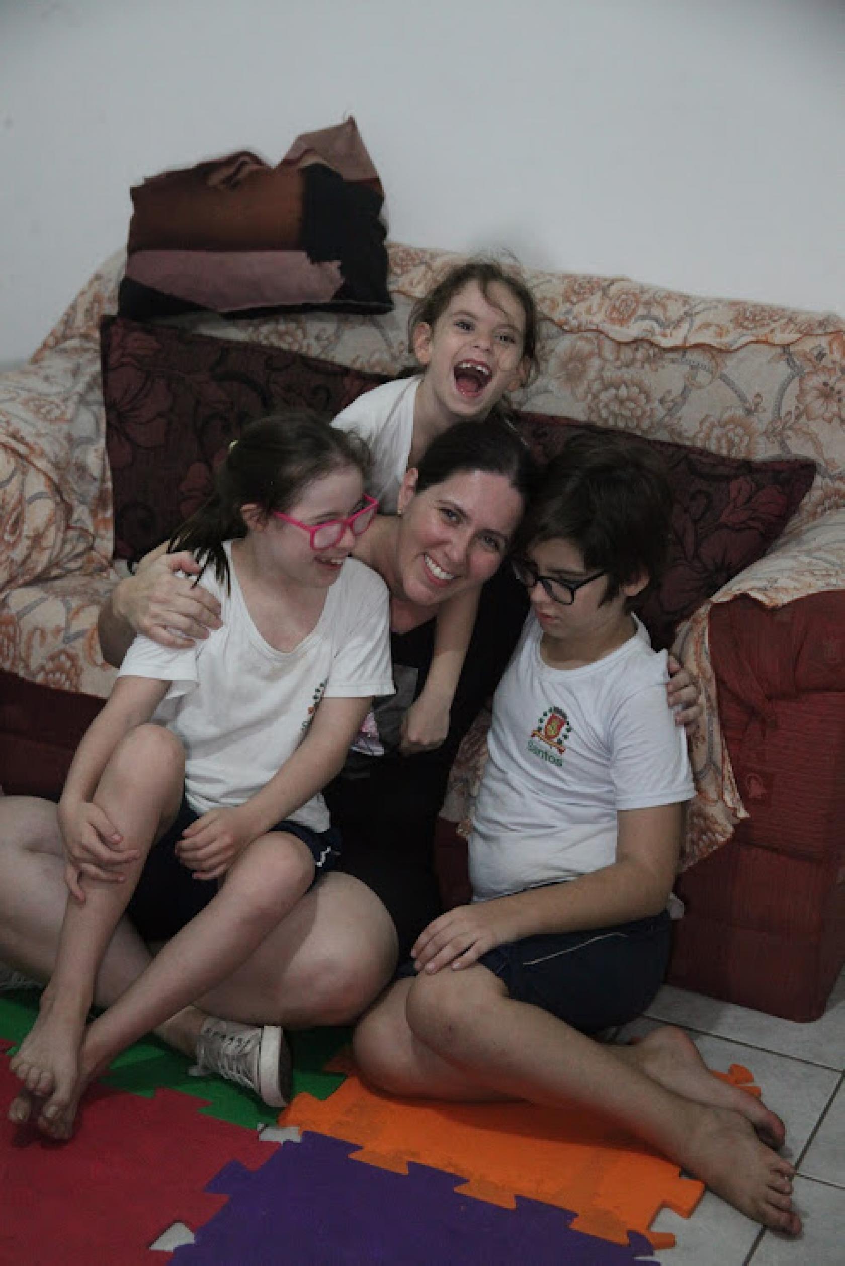 mãe abraça os 3 filhos #paratodosverem