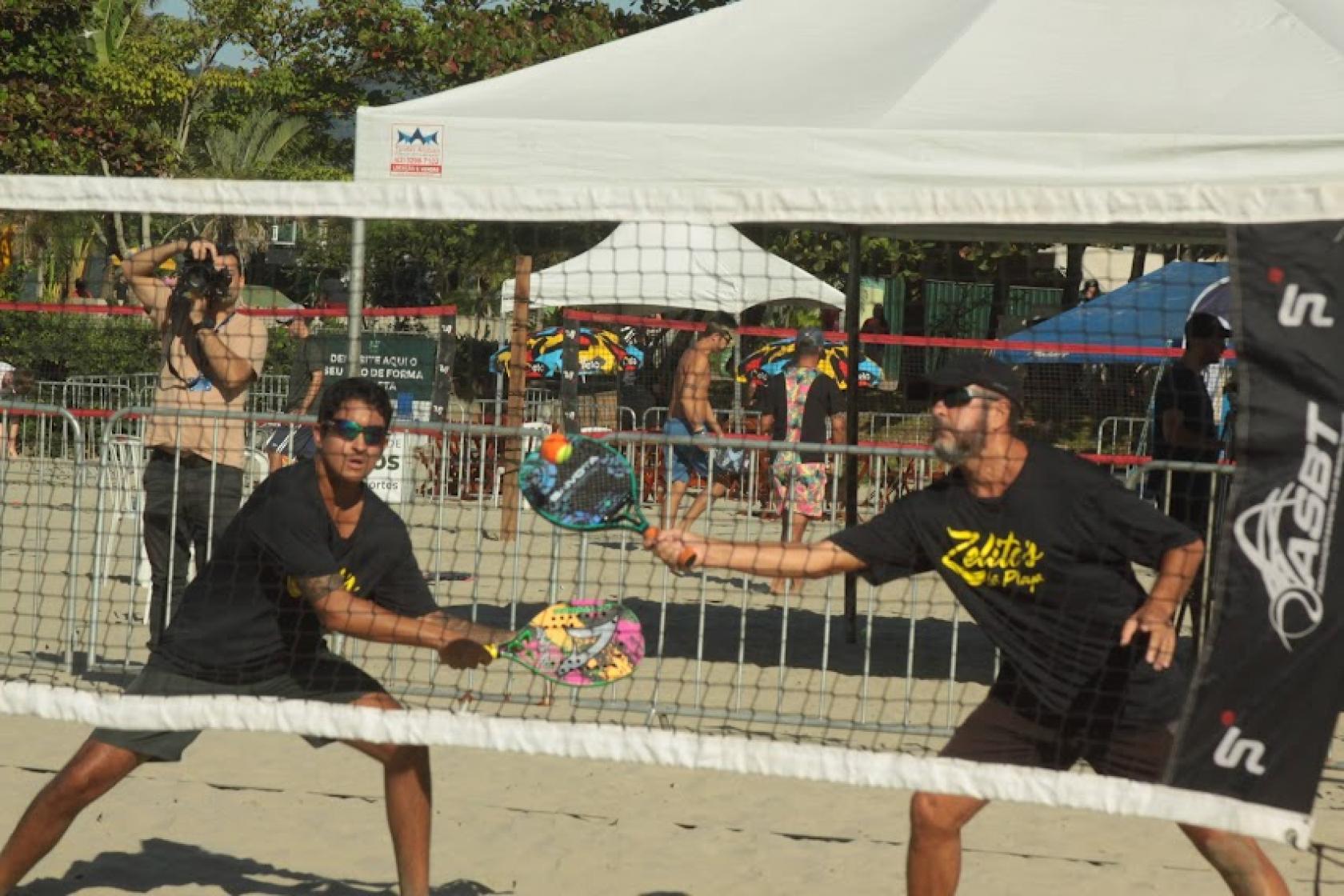 dupla jogando beach tennis #paratodosverem 