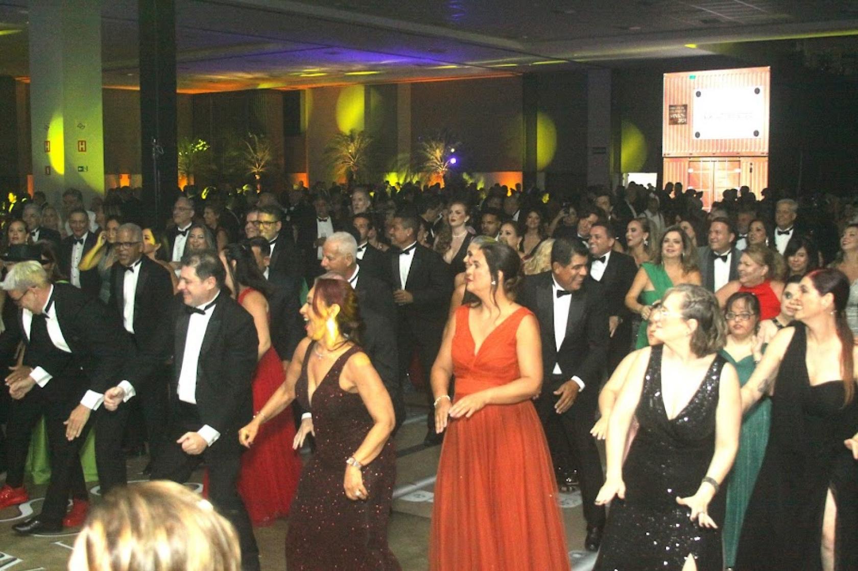 pessoas dançando no baile #paratodosverem