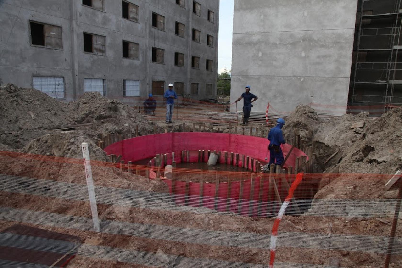 estrutura fincada no solo em construção #paratodosverem 