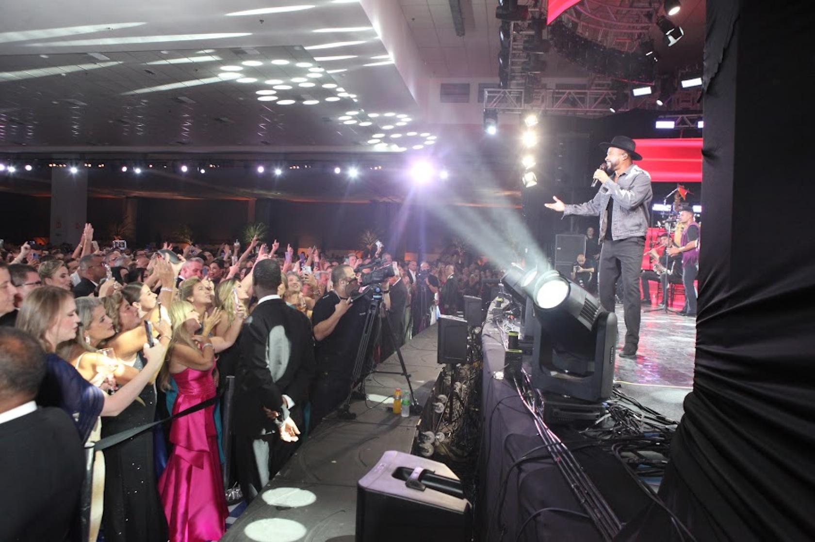 pessoas assistindo ao show de Alexandre Pires #paratodosverem