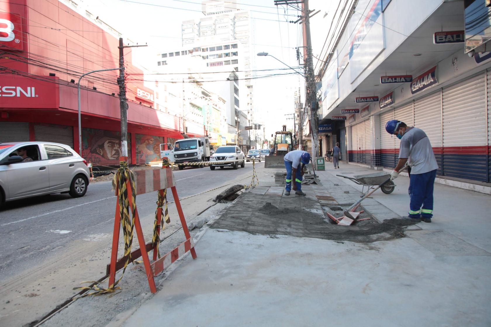 operários atuando no piso #paratodosverem 