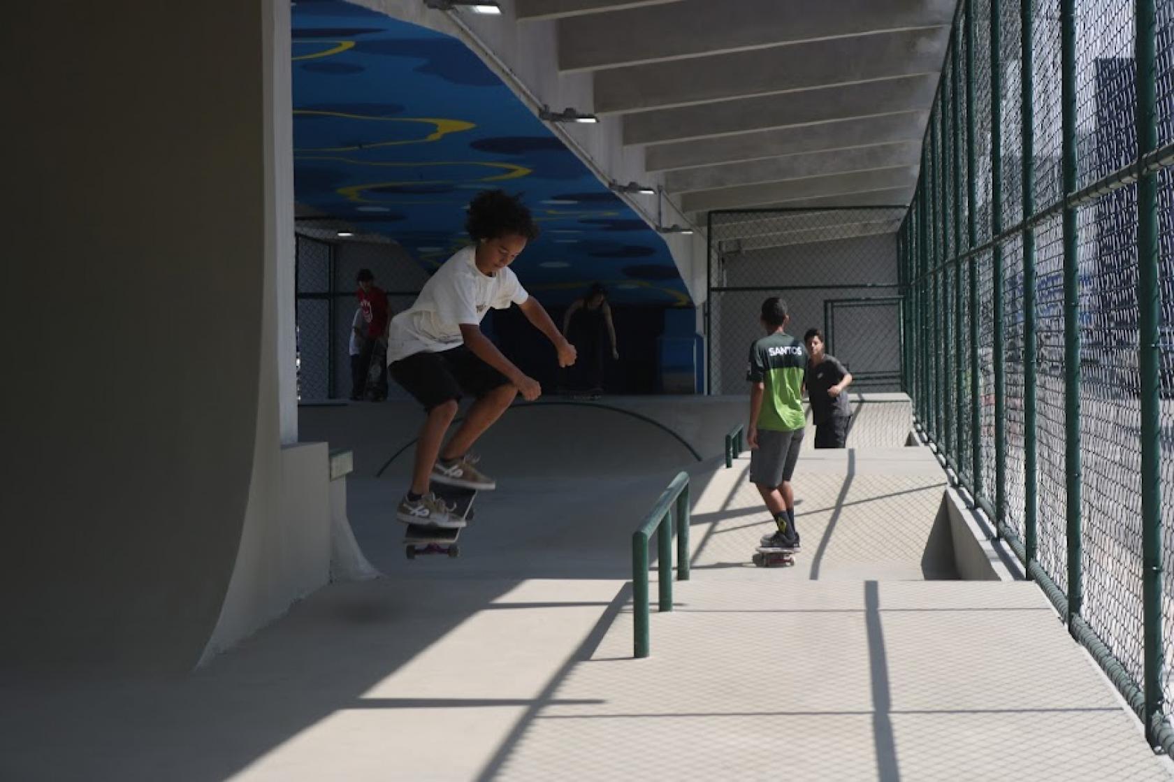 meninos andando de skate #paratodosverem