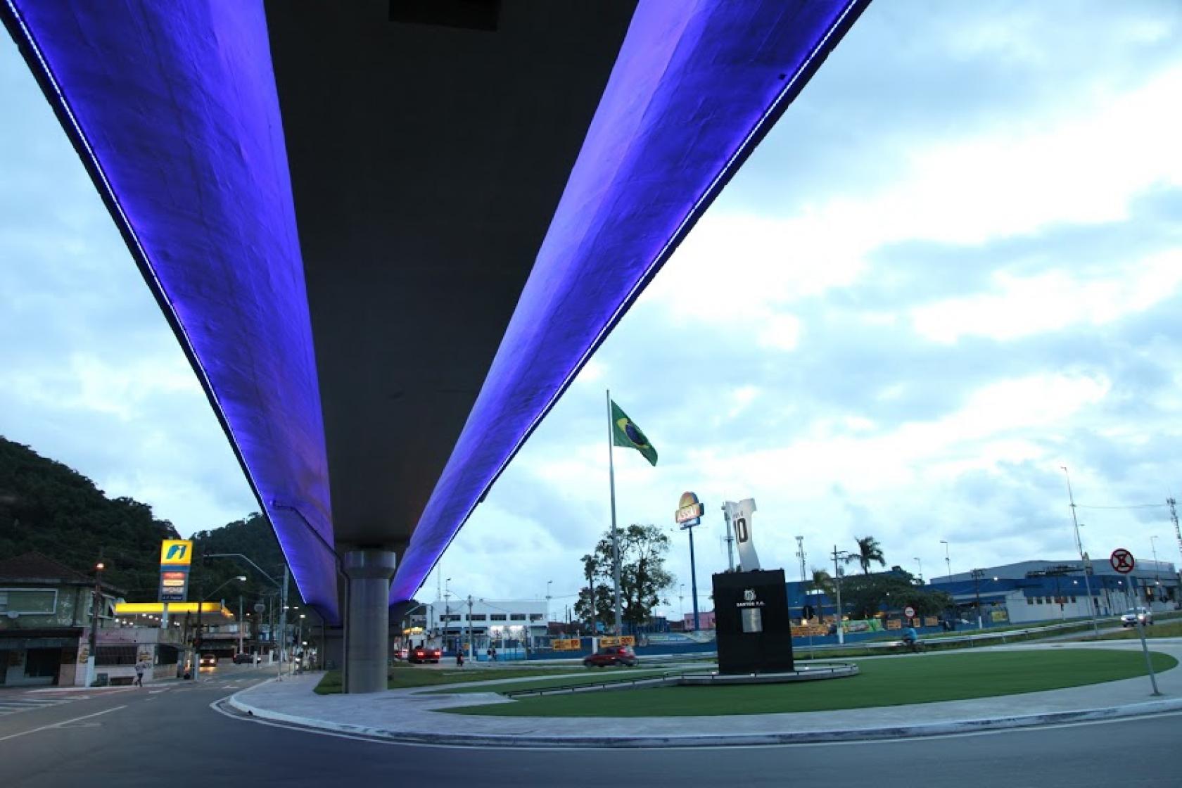 viaduto iluminado em azul #paratodosverem