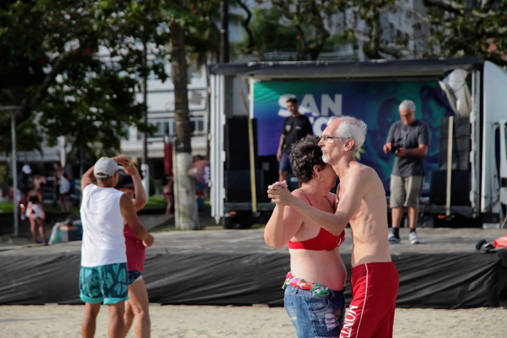 casal dança na praia #paratodosverem