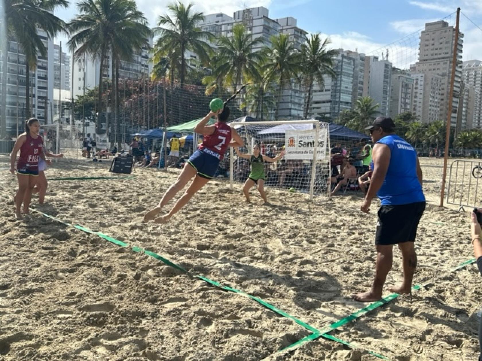 atleta salta para lançar bola no gol #paratodosverem