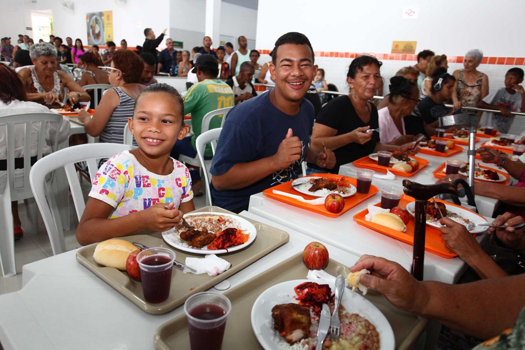 família come na mesa #pracegover