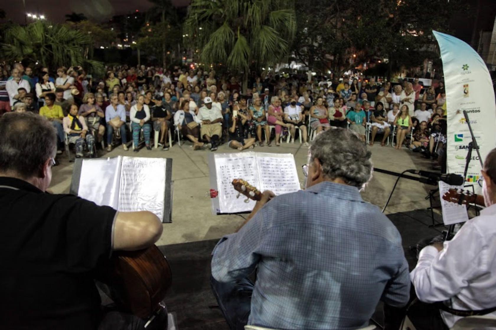 músicos tocam para o público #paratodosverem 