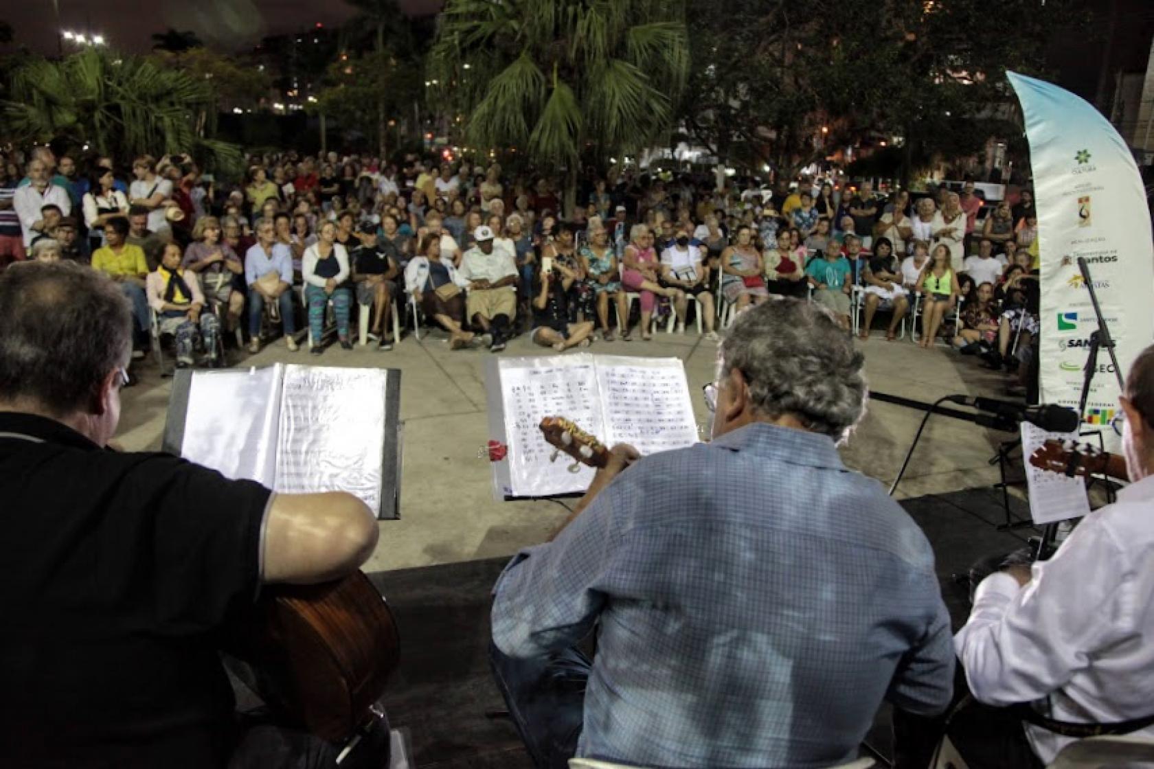 músicos tocam para o público #paratodosverem