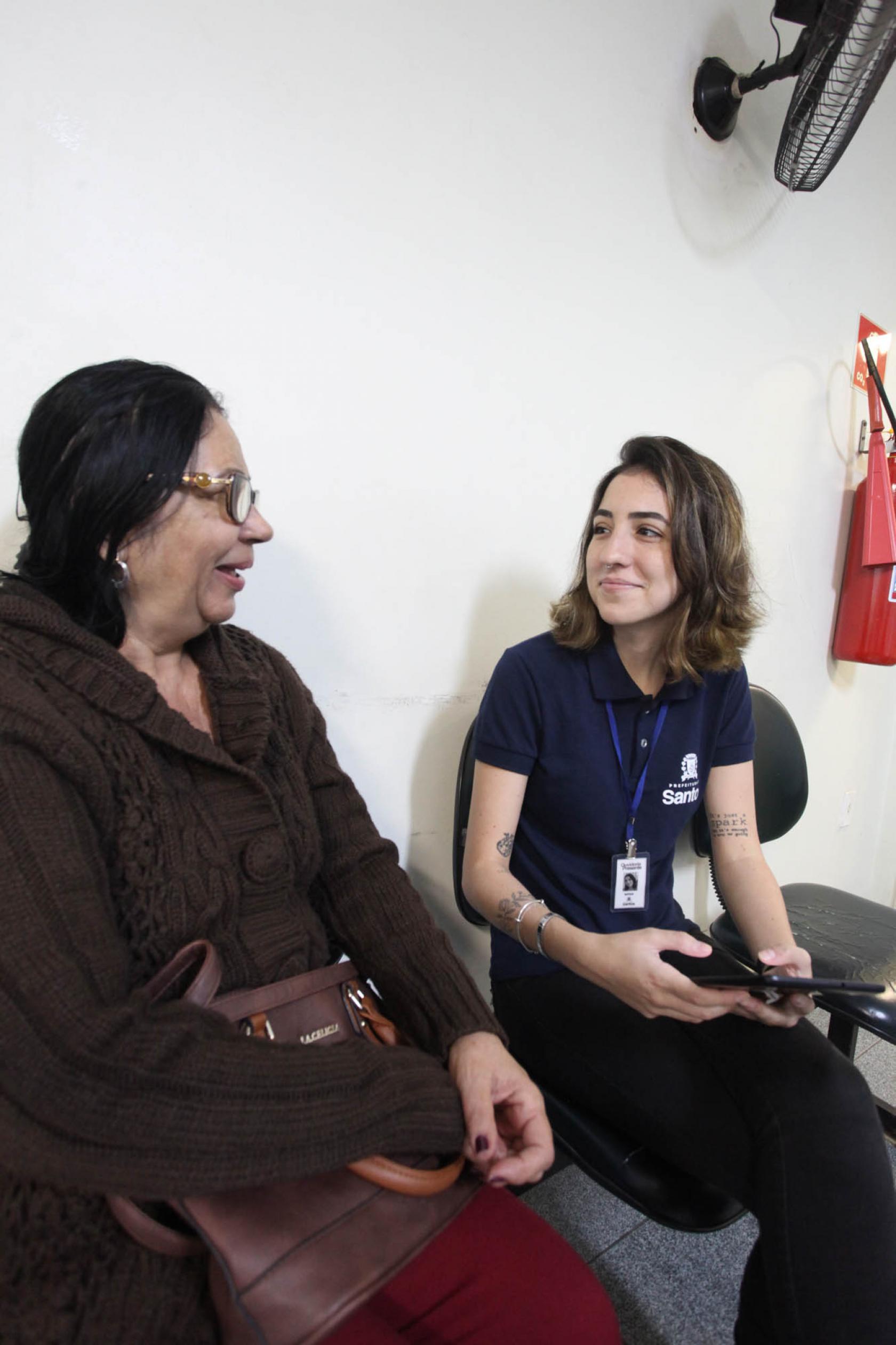 agente da ouvidoria conversa com mulher #pracegover