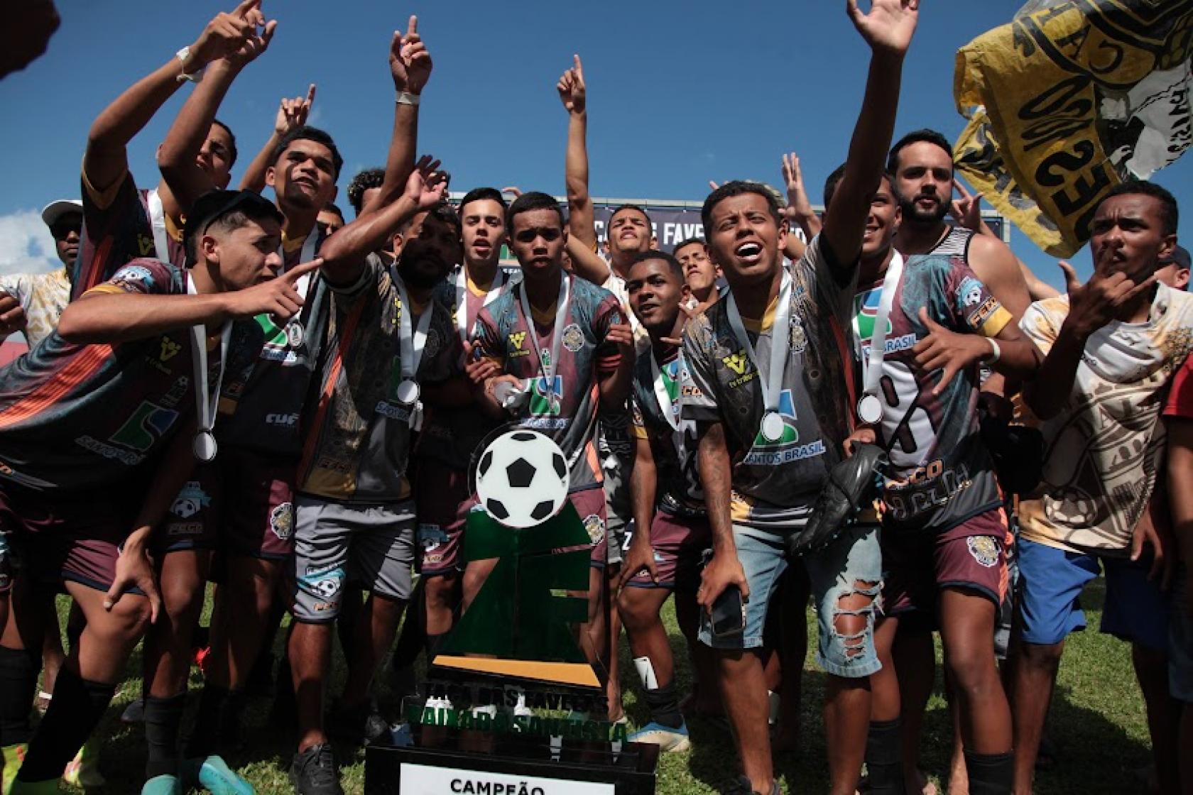 atletas comemoram com troféu #paratodosverem 