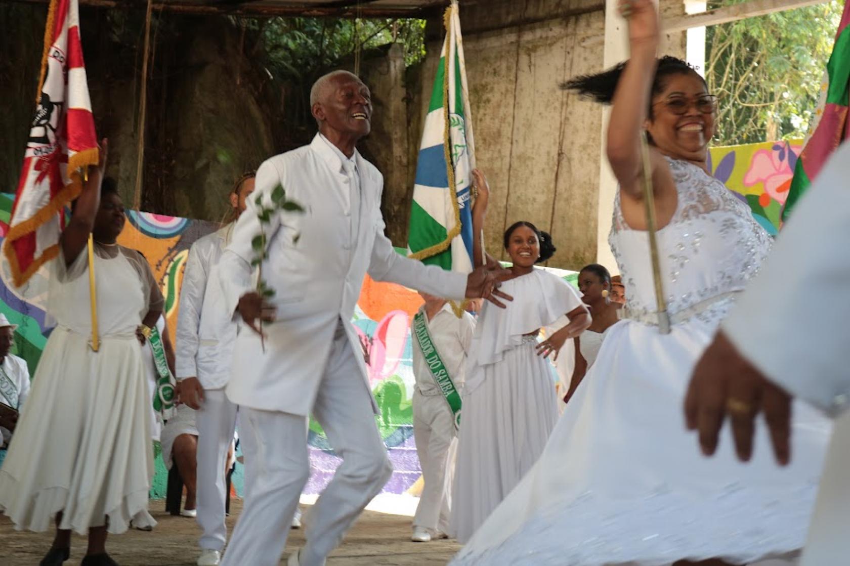 pessoas dançando na alvorada do samba #paratodosverem