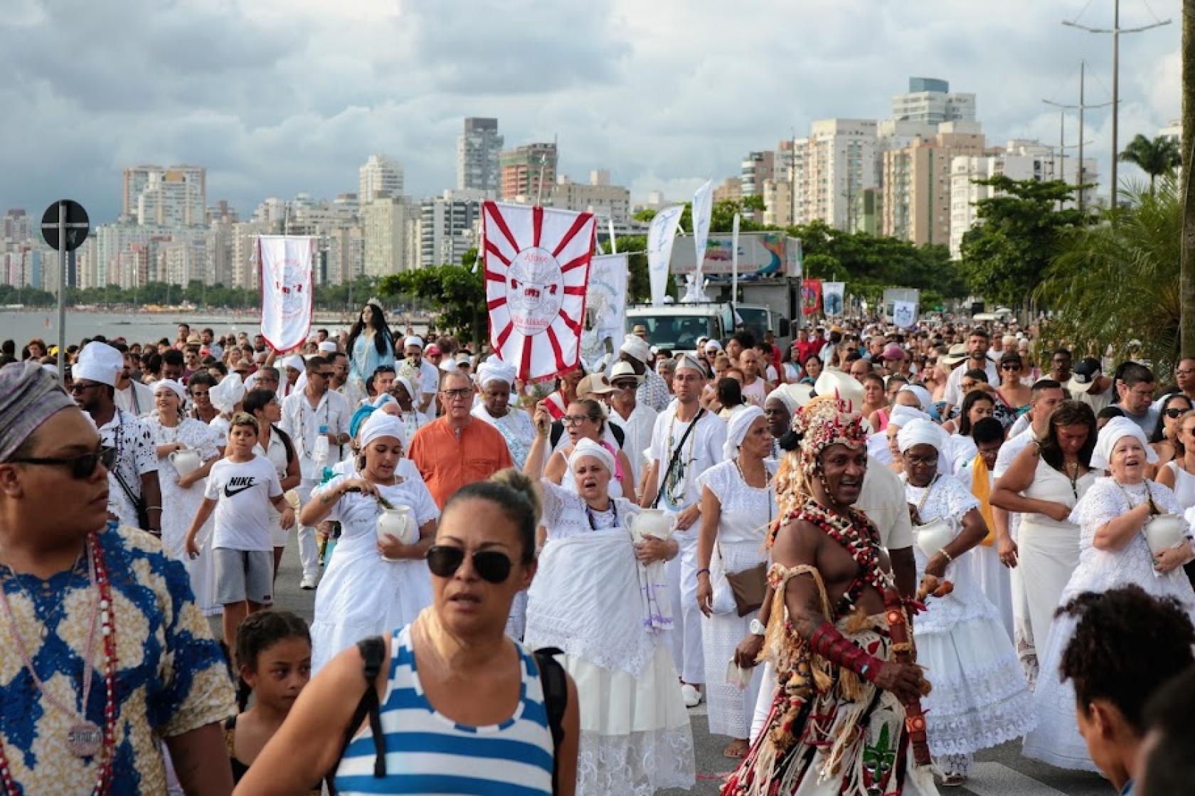 pessoas caminhando na procissão #paratodosverem 