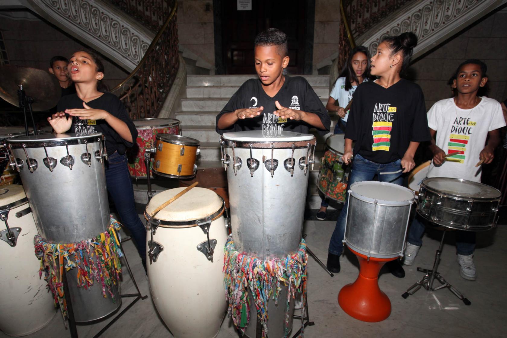 meninos tocam instrumentos de percussão #pracegover 