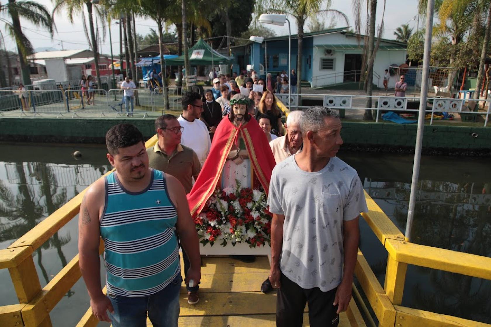 fiéis carregam imagem de bom jesus #paratodosverem 