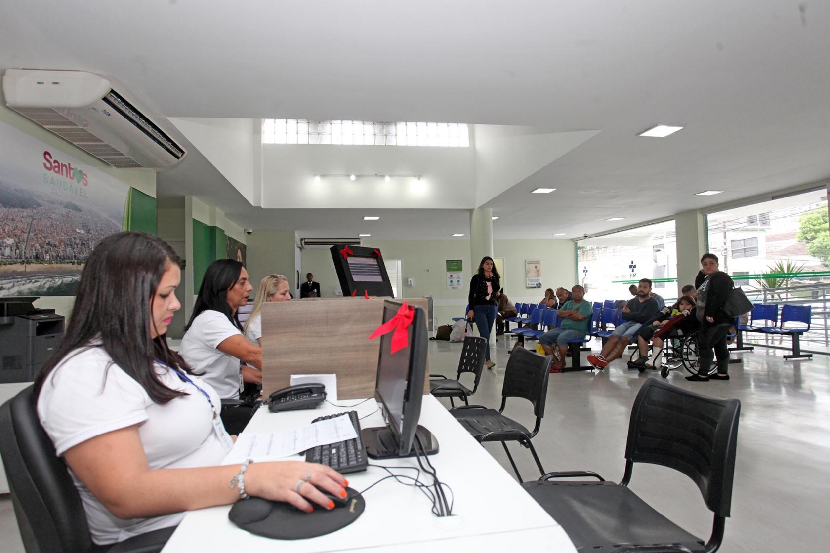pessoas trabalhando na recepção #pracegover