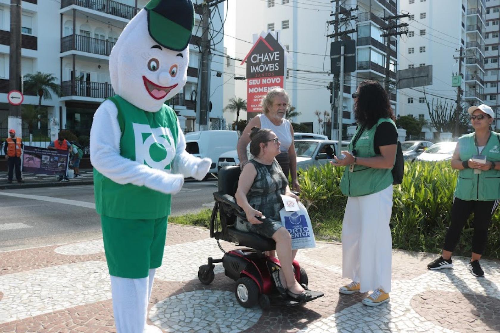 agentes abordam senhora em cadeira de rodas #paratodosverem 